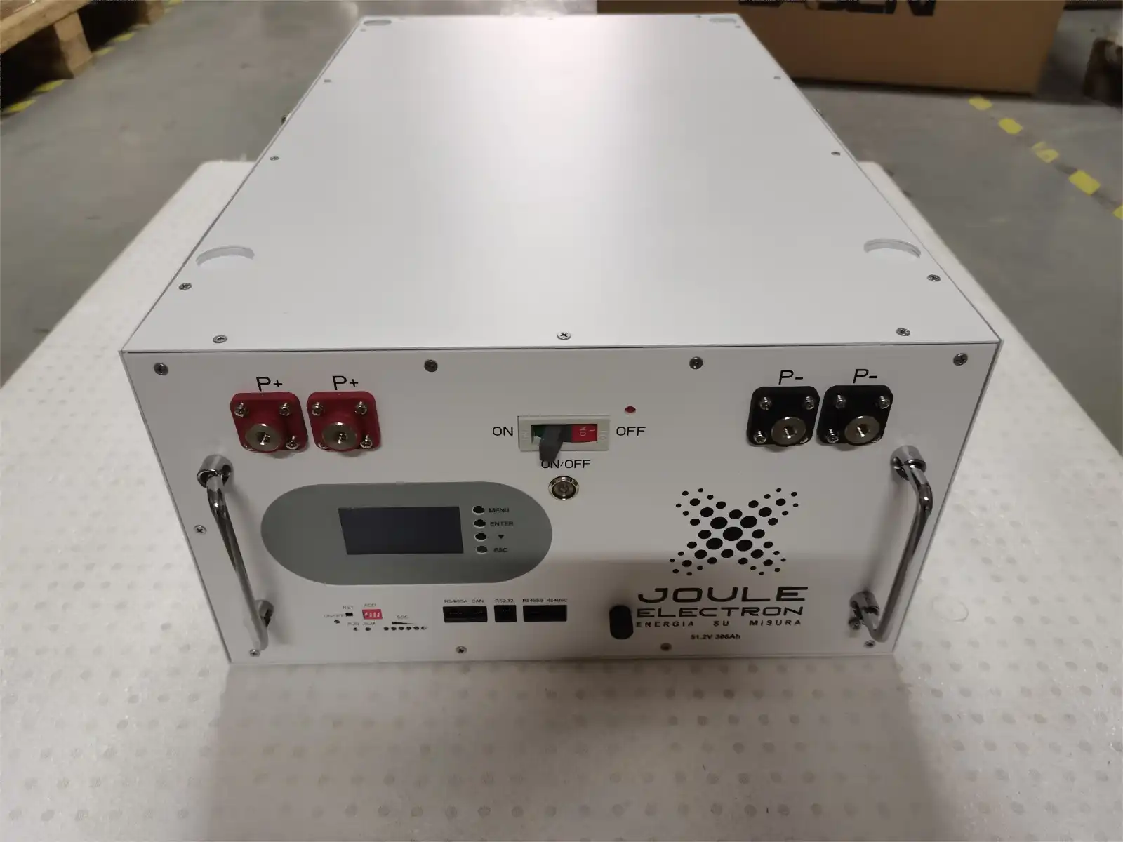 Un singolo modulo batteria bianco "TRIPLE POWER" con indicatori LED e cablaggio, montato a parete in un locale tecnico.